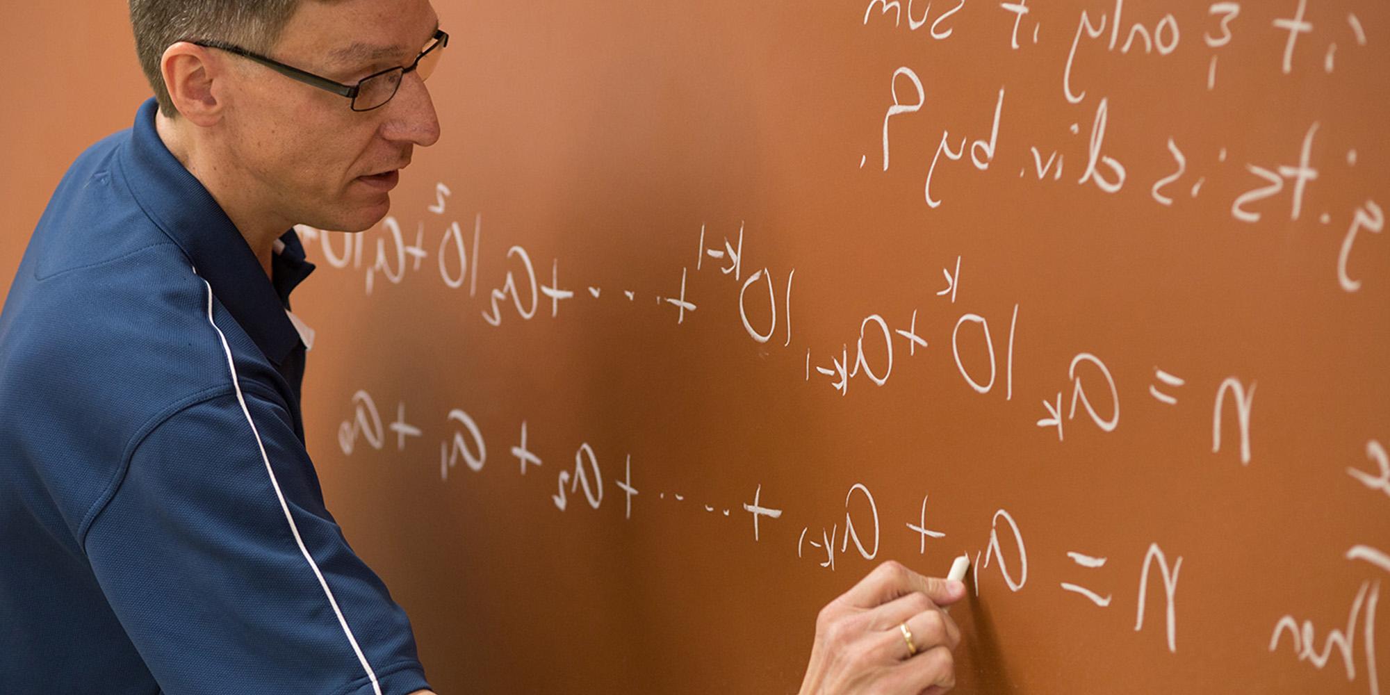 数学教授在黑板上写方程式